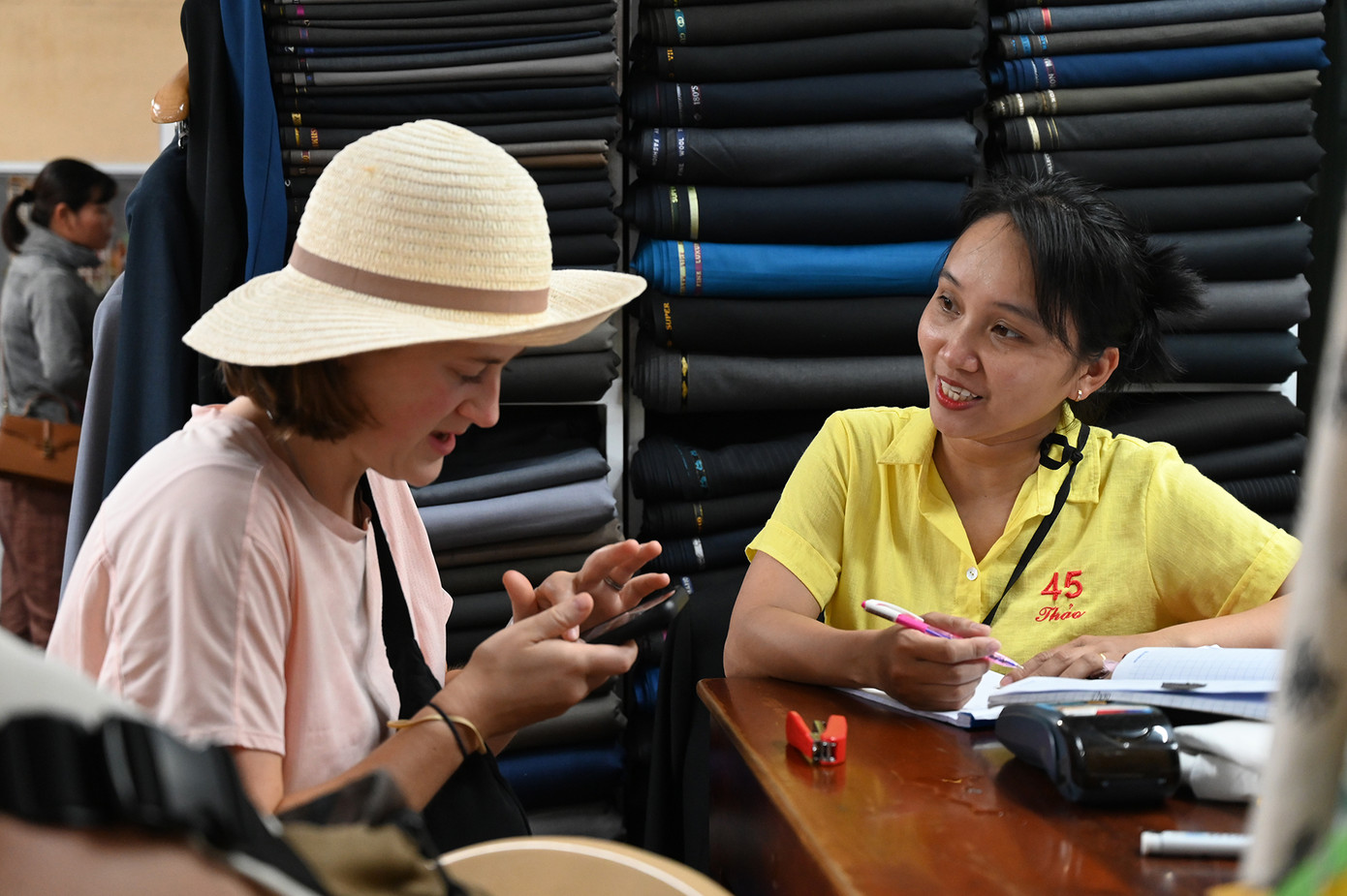 “Mức lương của thợ may ổn định nên cửa hàng giữ được những thợ may kinh nghiệm lâu năm. Một số thợ may đã gắn bó từ 8-10 năm”, chị Phúc cho biết. (Ảnh: Huỳnh Như)