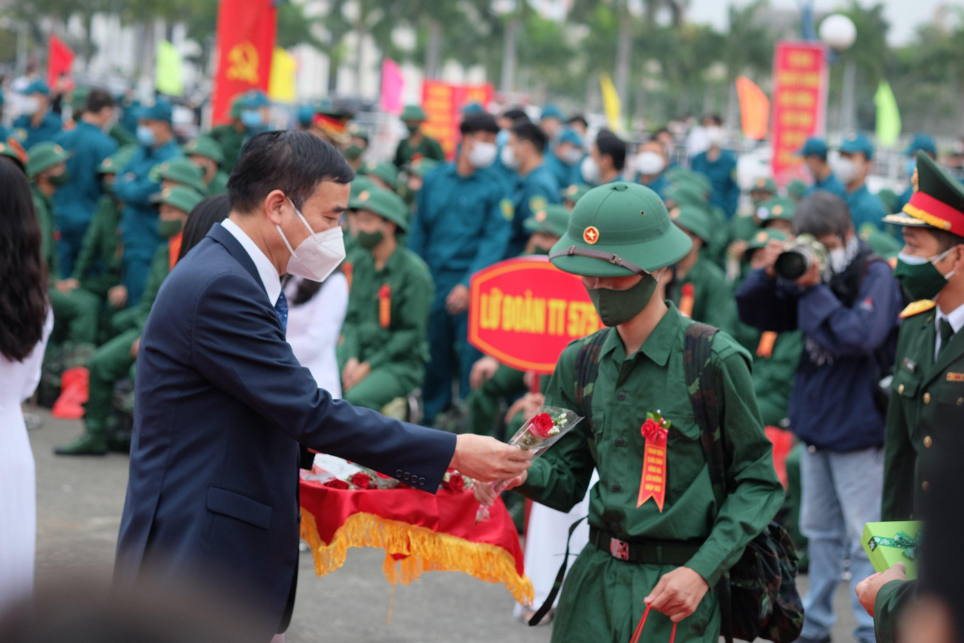 Ông Lê Trung Chinh, Chủ tịch UBND TP Đà Nẵng tặng hoa, quà tiễn các thanh niên quận Hải Châu lên đường nhập ngũ - ảnh Thái Lâm