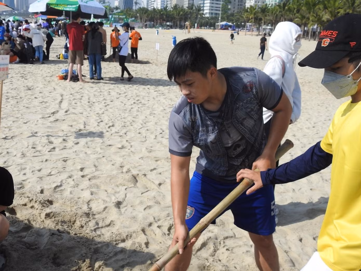 Bạn Bùi Hưng Thịnh (học sinh lớp 11 trường THPT Sơn Trà) – (cầm xẻng) hào hứng với lần đầu tiên được tham gia cuộc thi - Ảnh Lê Huy