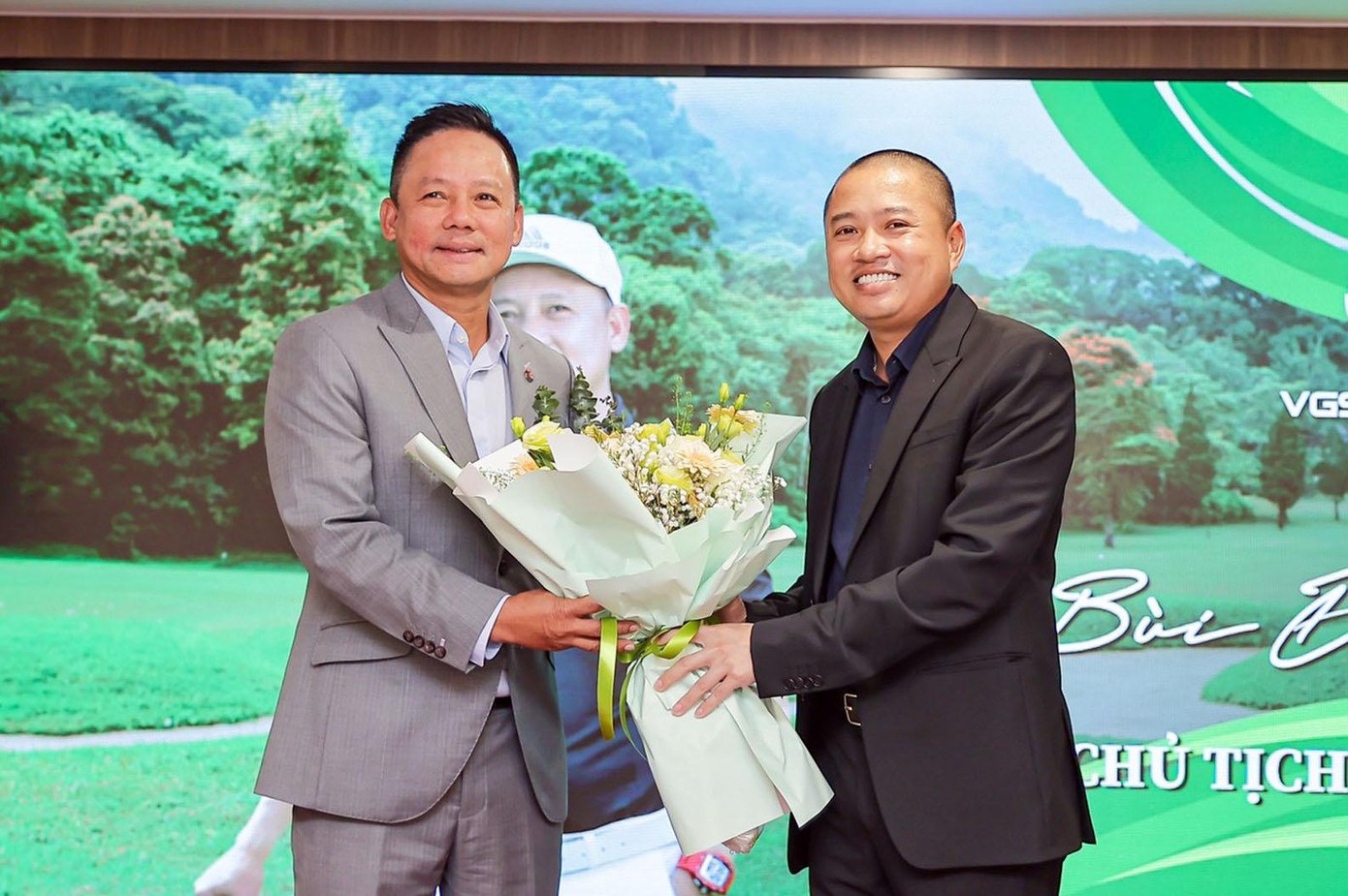 Tân Chủ tịch VGS Group Bùi Đức Long (bên trái)