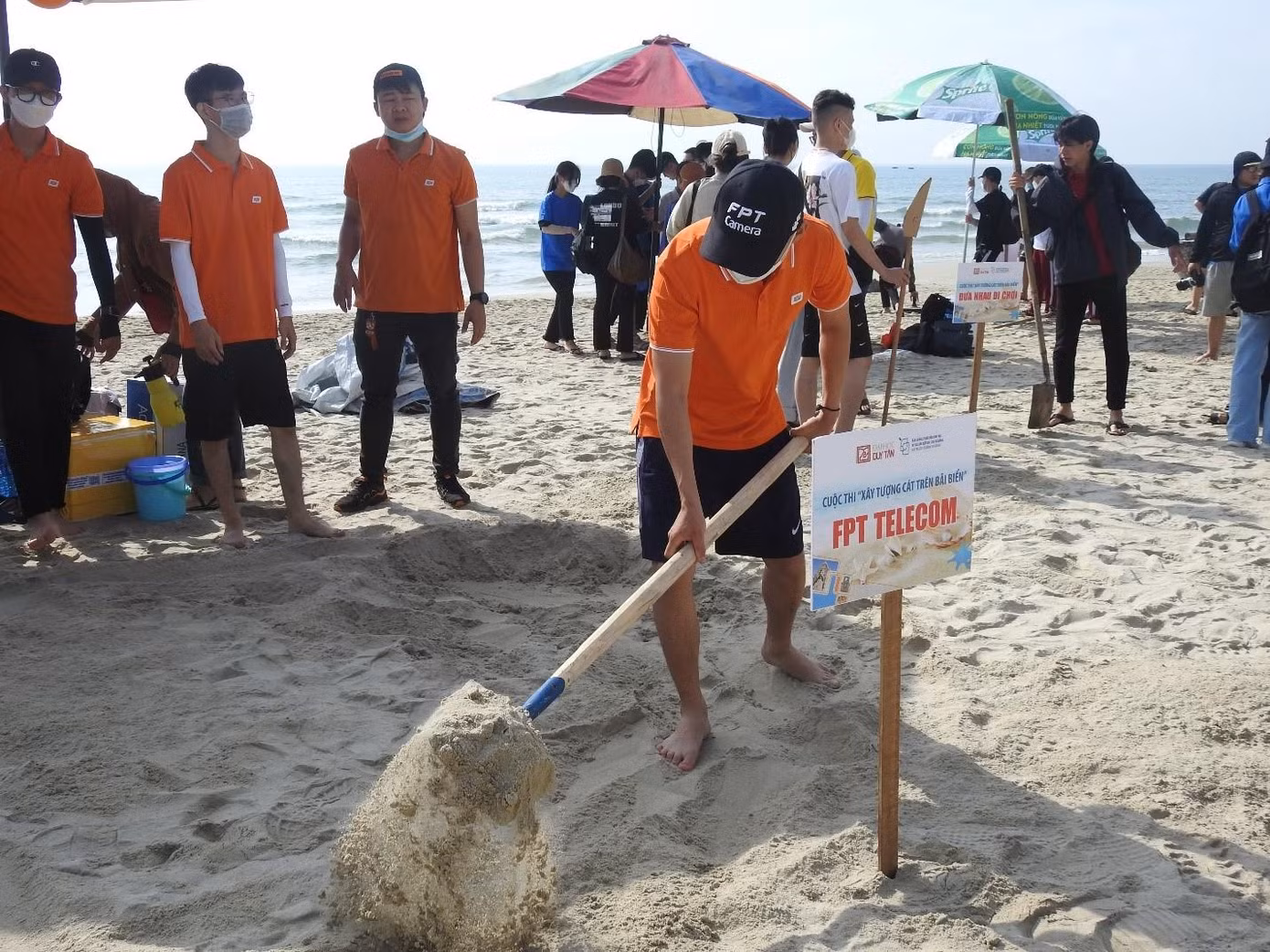 Những nhát xẻng đầu tiên - ảnh Bích Phượng