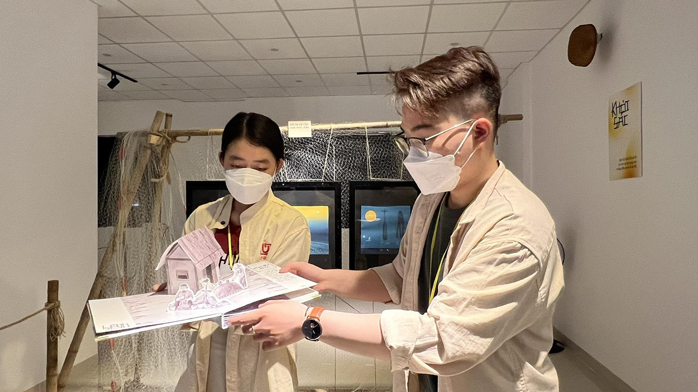 “Vòng đời của ngư dân” qua cuốn sách pop-up hiện lên sinh động và sáng tạo. (Ảnh: Bảo Quyên)