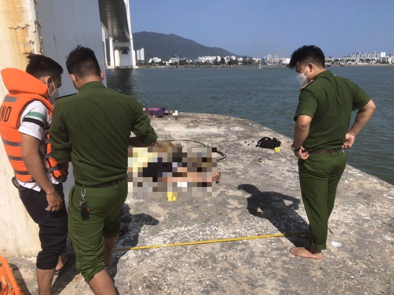 Hiện trường vụ nhảy cầu ngày 12/3. Ảnh: CA Hiện trường vụ nhảy cầu ngày 12/3. Ảnh: CA