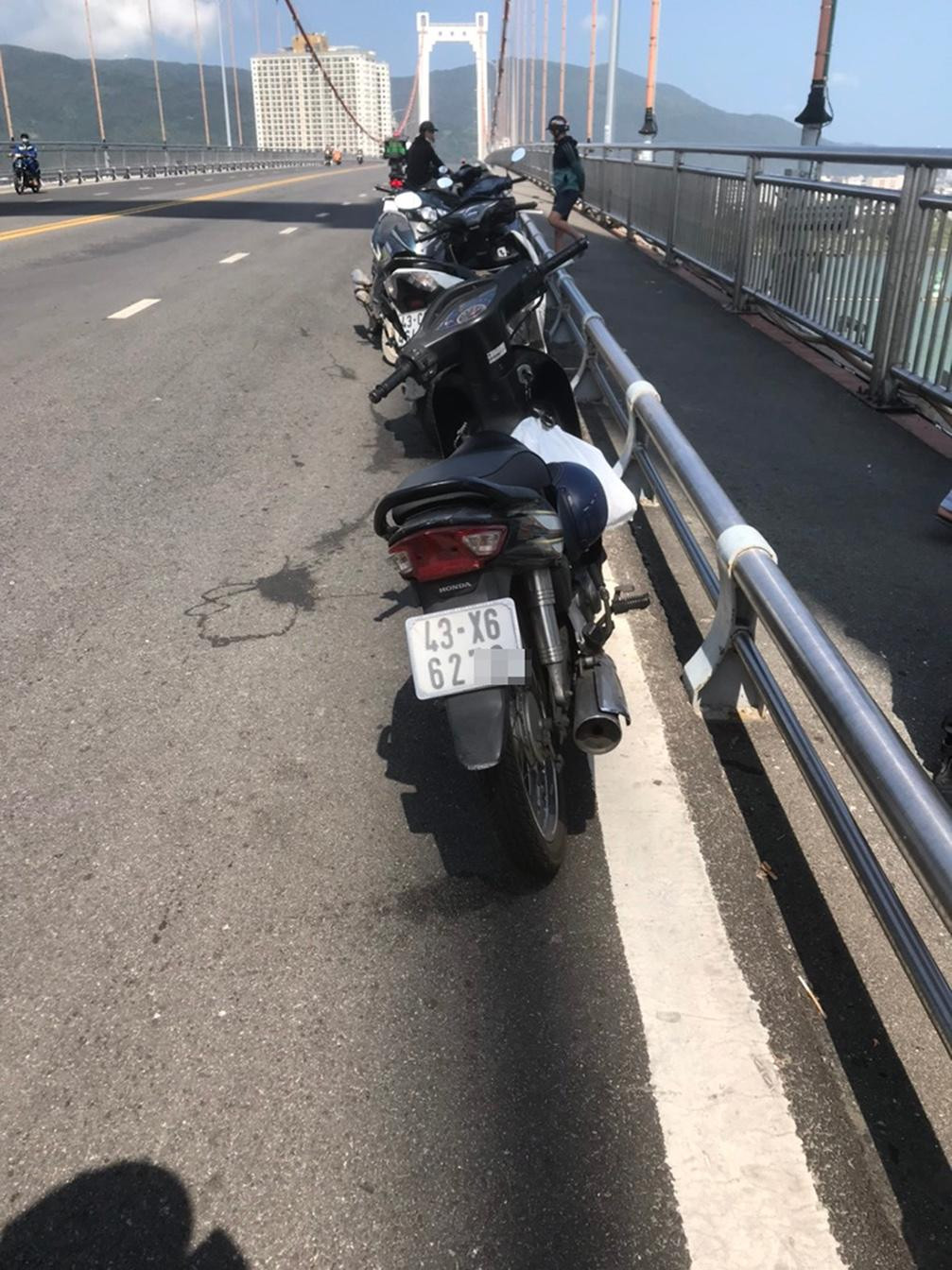 Xe máy người phụ nữ để lại trước khi gieo mình xuống sông