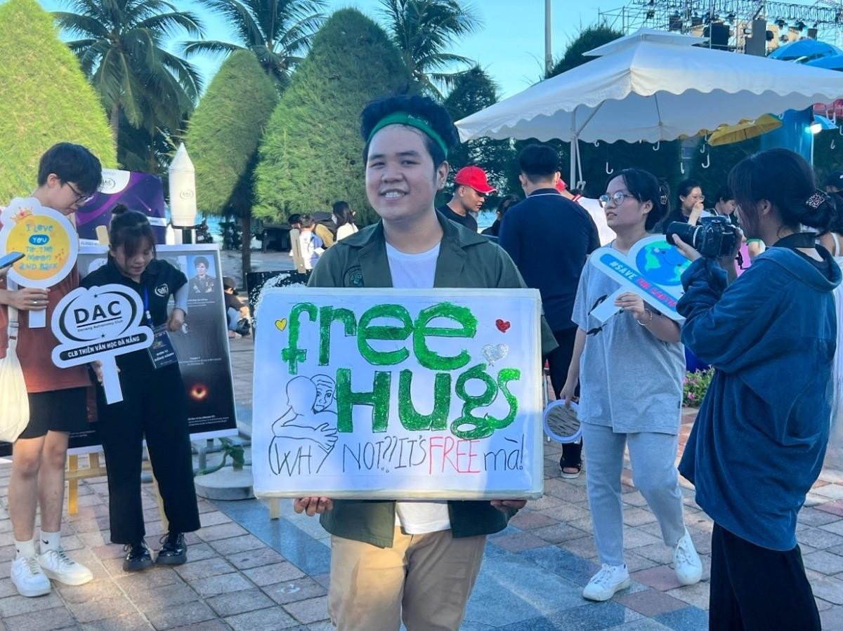 “Hãy ôm tôi, vì nó miễn phí!” - một hoạt động nhỏ nhưng đầy ý nghĩa đúng với chủ đề “Thu hẹp khoảng cách”. Những cái ôm ấm áp được trao và nhận góp phần lan tỏa những cảm xúc tích cực - Ảnh: Thùy Nhi