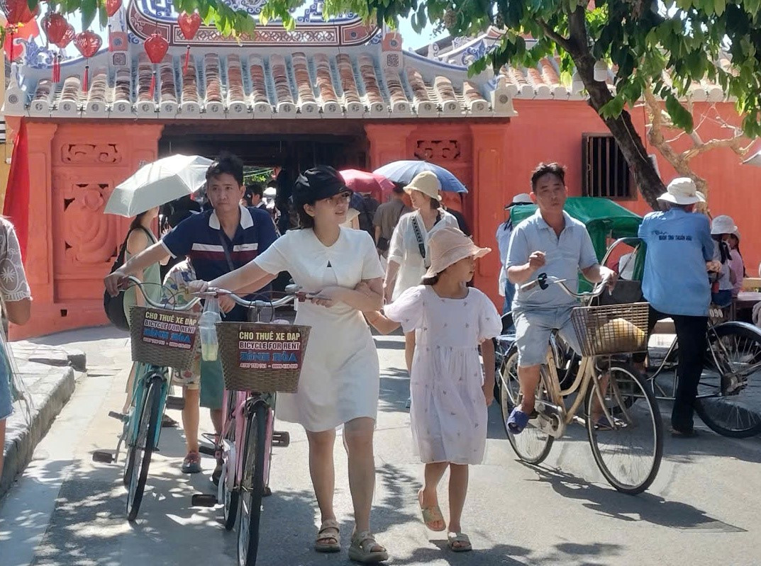 Du khách tham quan phố cổ Hội An.