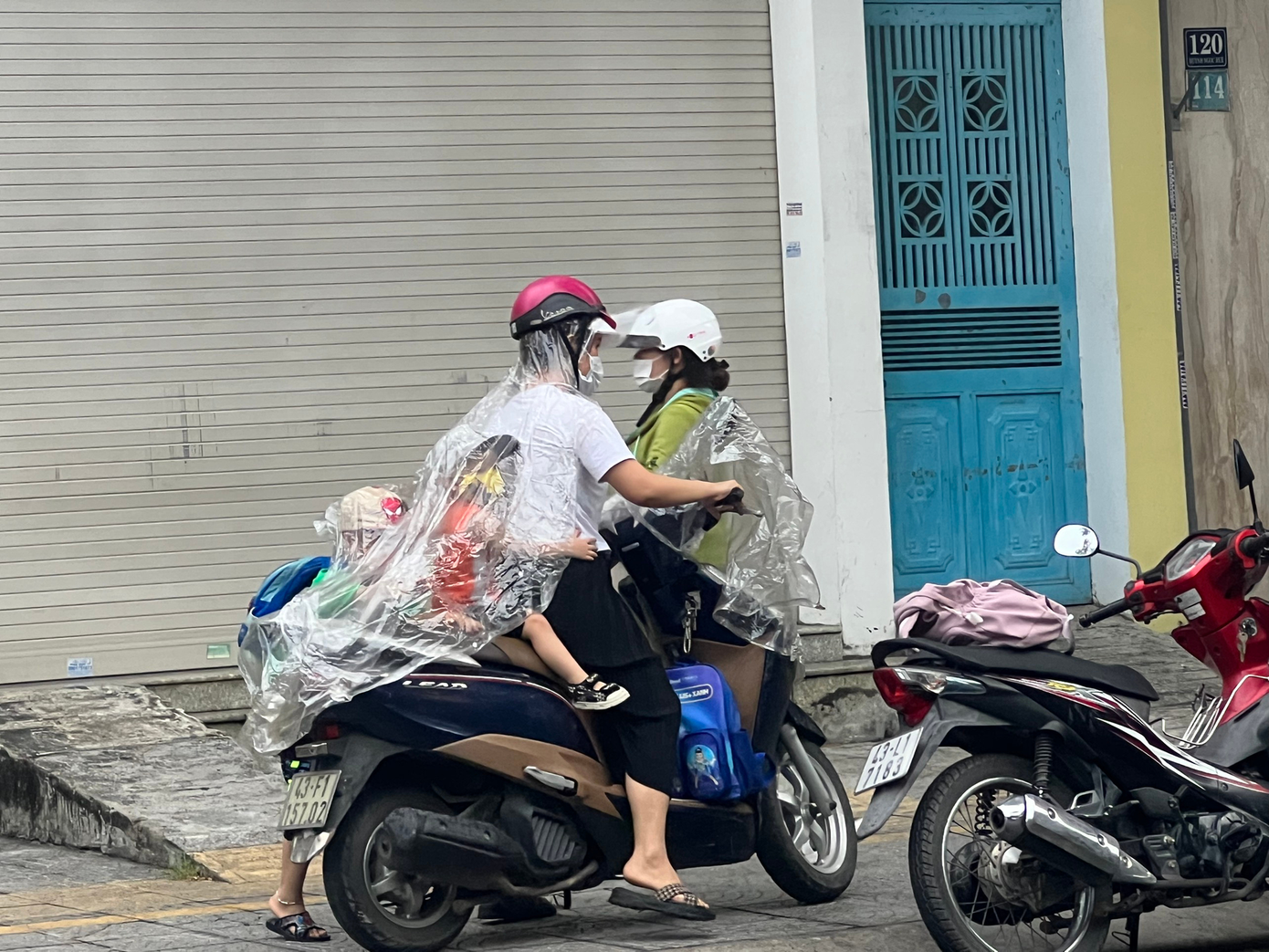 Mấy ngày nay, thời tiết Đà Nẵng nắng nóng từ sáng tới trưa nắng, chiều nhiều mây, đến chiều tối qua bắt đầu có mưa.