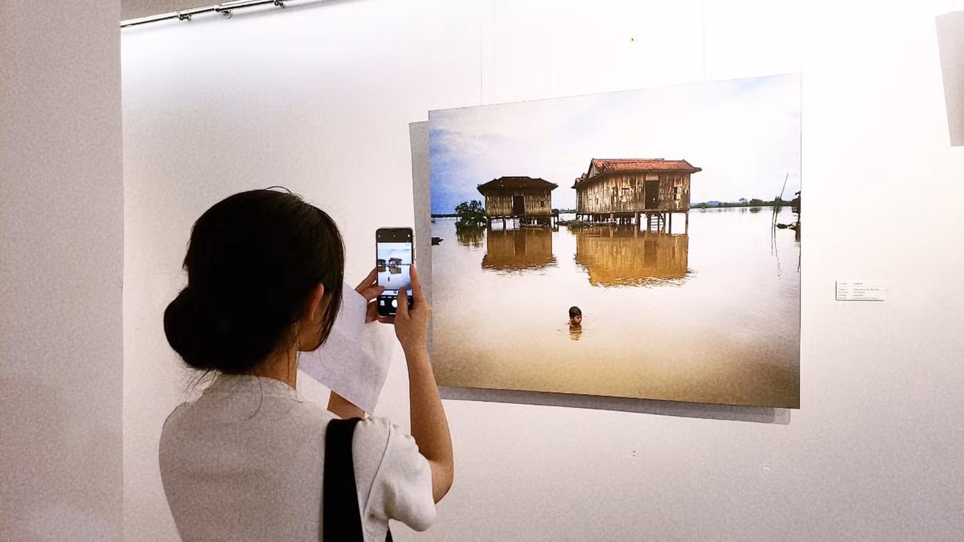 “Những tác phẩm này mang đến cho mình cảm giác thân thương, gần gũi. Qua đó mình được hiểu hơn về văn hóa và cuộc sống những con người ở nơi có dòng sông Mê Kông chảy qua”, bạn Trần Thị Thi, sinh viên trường ĐH Sư phạm Đà Nẵng, chia sẻ. Ảnh: Hằng – Hà.
