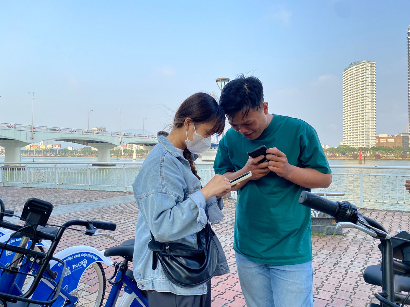 Mỗi trạm xe đạp công cộng đều được đặt bảng hướng dẫn đăng ký tài khoản sử dụng.