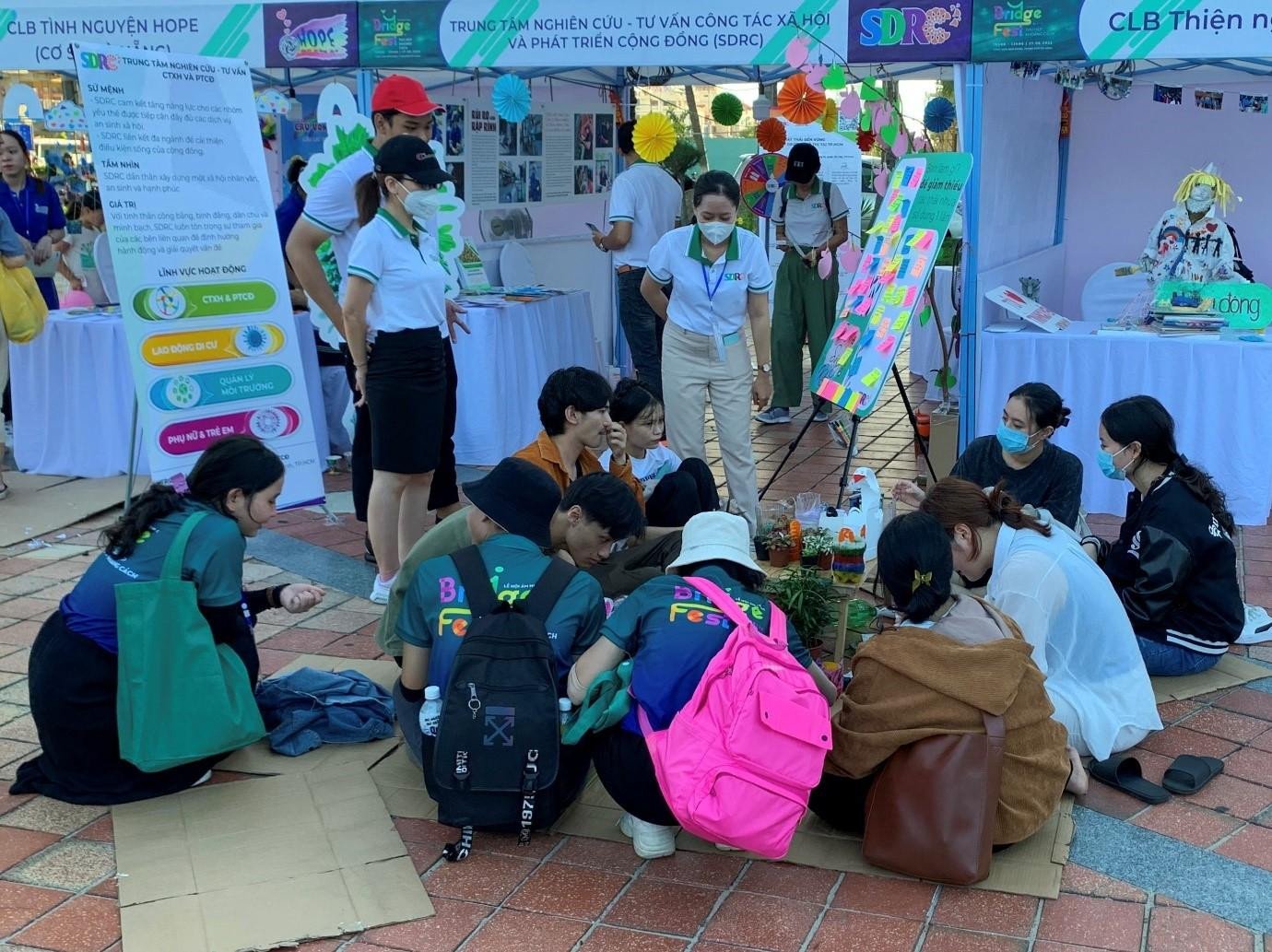 BridgeFest 2022 không chỉ là lễ hội âm nhạc đơn thuần mà còn có các hoạt động ý nghĩa song hành của 32 tổ chức phi chính phủ, các câu lạc bộ thiện nguyện, kỹ năng..., mang đến cho khán giả Đà Nẵng một không khí thú vị - Ảnh: Tài Anh Hà