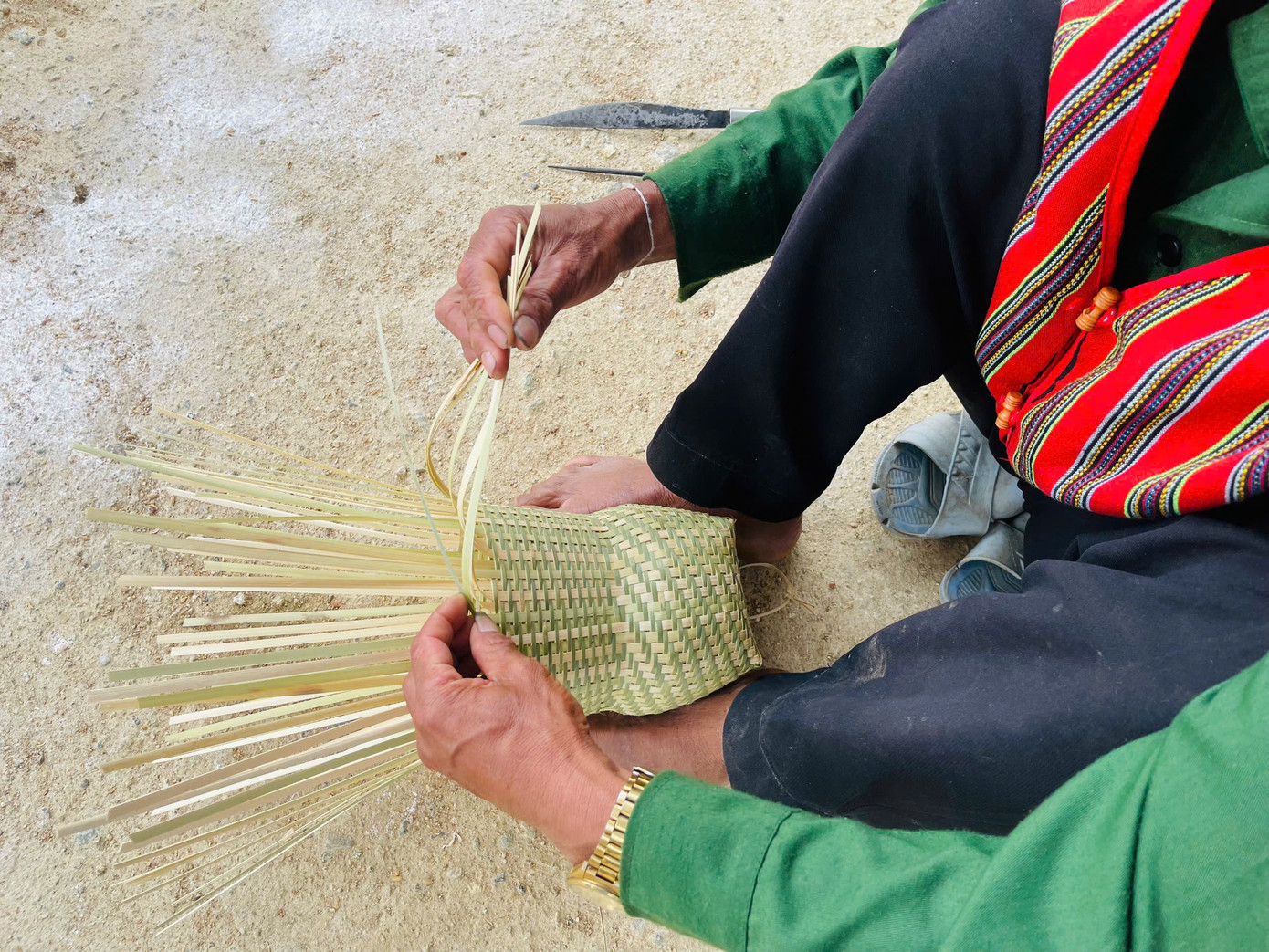 Nia, gùi đựng lúa… là những vật dụng được bà con chọn để làm dự thi trong phần đan lát.