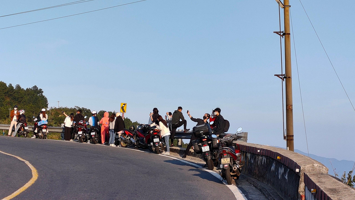 Nhiều người lên để săn mây chụp ảnh, nhưng cũng có người lên chỉ để dừng xe bên đường và... ngồi nói chuyện. Nhiều người lên để săn mây chụp ảnh, nhưng cũng có người lên chỉ để dừng xe bên đường và... ngồi nói chuyện.