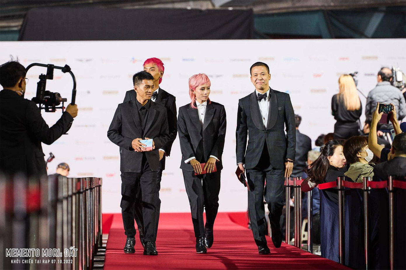 Đạo diễn Marcus Vũ Mạnh Cường (ngoài cùng bên phải) cùng hai diễn viên chính tại LHP Quốc tế Busan.