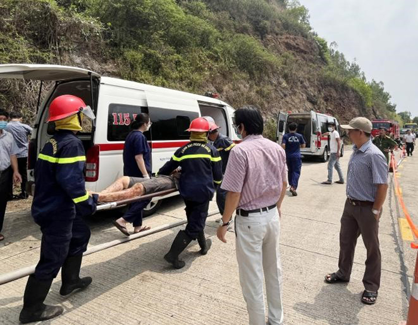 Một nạn nhân bị mắc kẹt trong cabin xe vừa được đưa ra ngoài. Ảnh: Huyền Oanh.