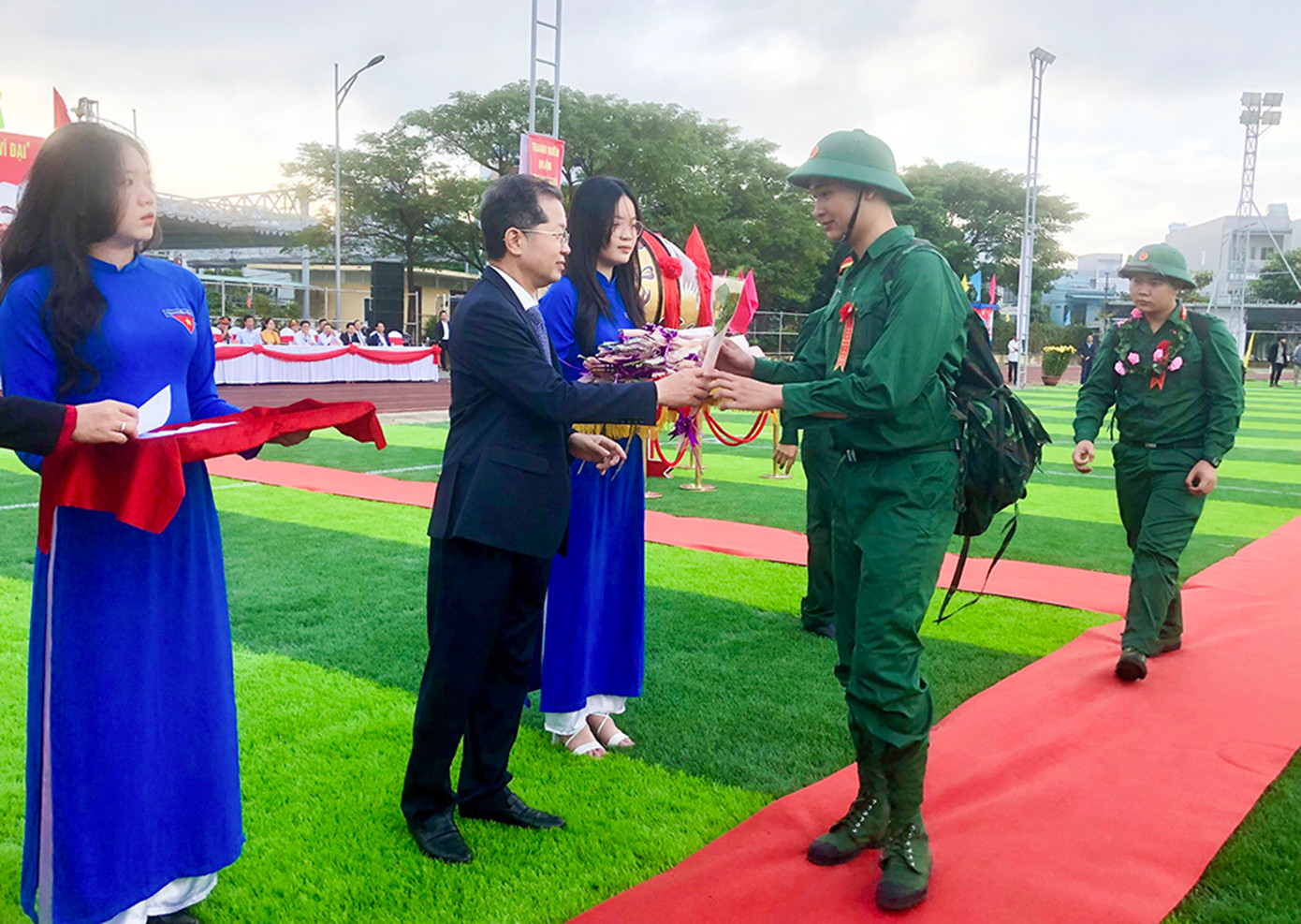 Bí thư Thành ủy Đà Nẵng - ông Nguyễn Văn Quảng tặng quà và động viên tân binh quận Thanh Khê lên đường nhập ngũ - Ảnh: Dananggov.vn