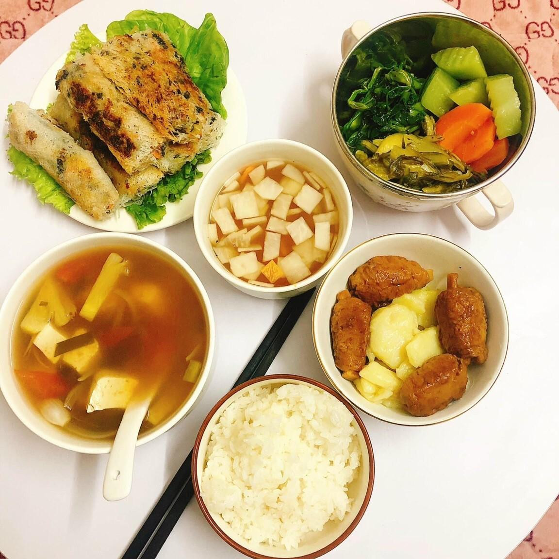 Những mâm cơm chay của Thanh Loan luôn đảm bảo kết hợp đầy đủ các loại rau củ và màu sắc - Ảnh NVCC