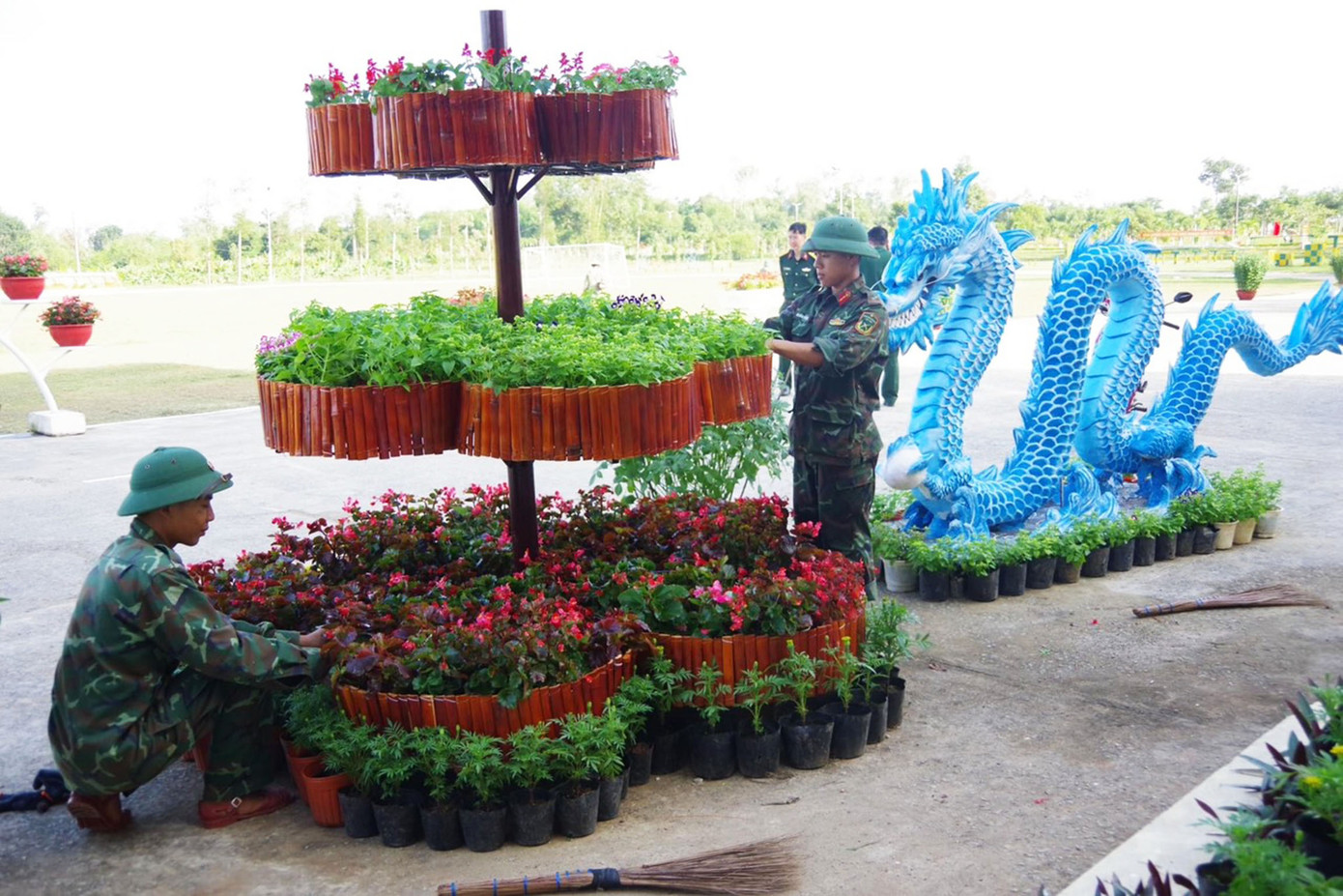 Các linh vật sau khi hoàn thiện xong sẽ tham gia thi cấp Trung đoàn, Sư đoàn và được trưng bày trong các khu vui chơi trong ngày Tết phục vụ cán bộ, chiến sĩ và người thân đến tham quan, chụp ảnh lưu niệm, sau đó sẽ được đem về và bố trí trong khuôn viên doanh trại. Ảnh: Ngọc Tú