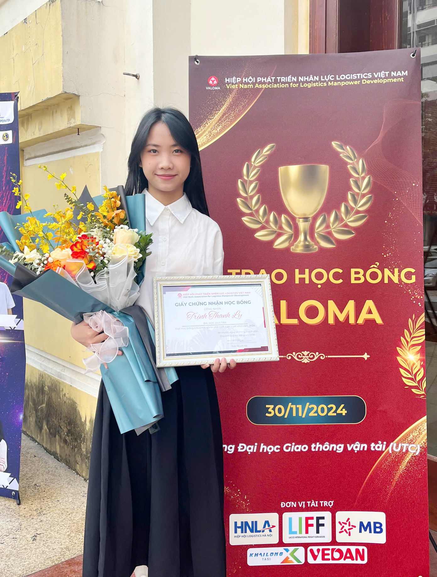 Niềm vui của cô gái nhỏ Thanh Ly trong ngày nhận Học bổng VALOMA