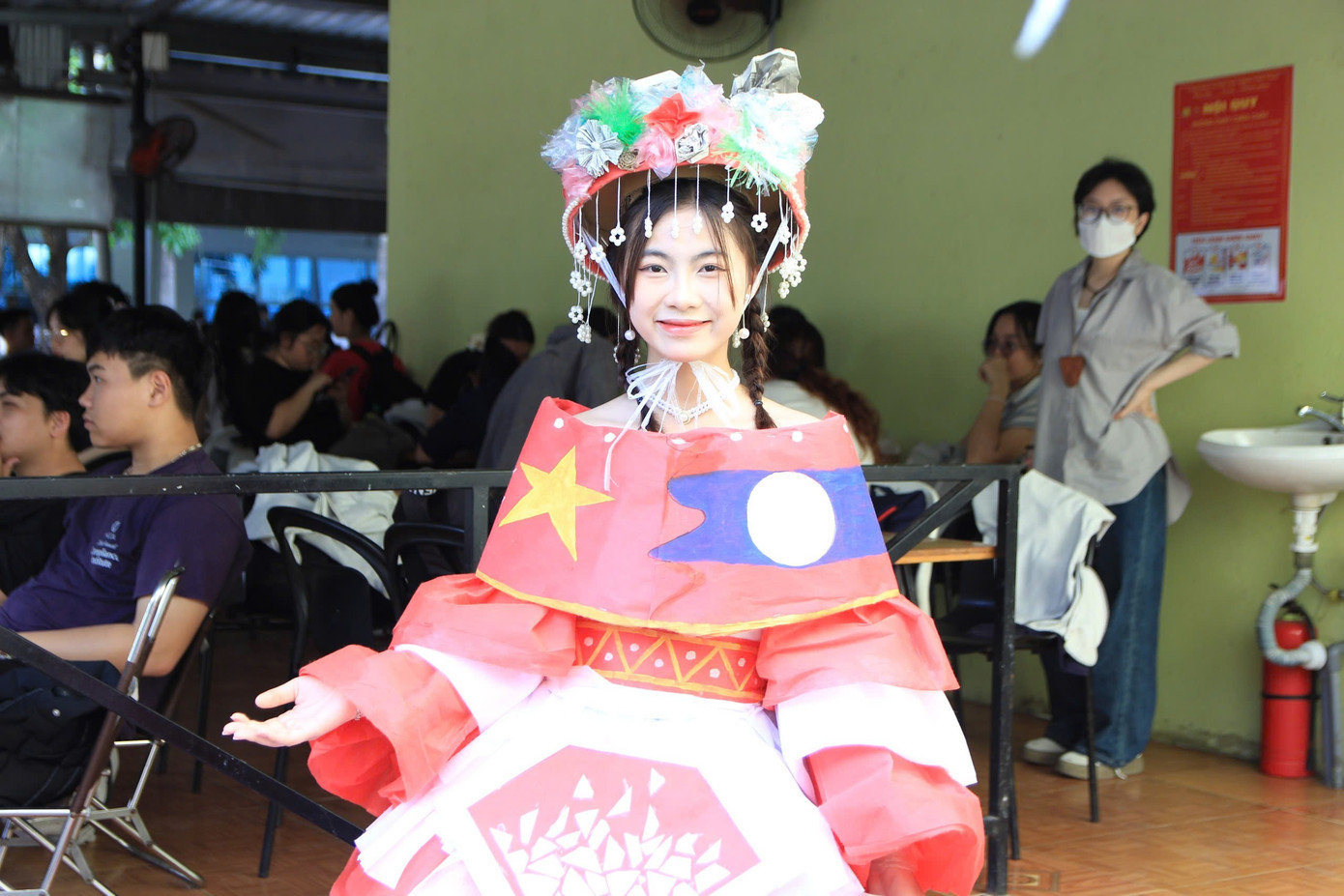 Phần trình diễn thời trang các quốc gia với trang phục làm từ vật liệu tái chế như bao nilon, báo cũ, vải thừa… là một trong những hoạt động được các bạn sinh viên mong chờ nhất. Những tiếng reo hò, cổ vũ sôi nổi đã khiến không khí buổi trình diễn trở nên náo nhiệt và ấn tượng. Ảnh: Minh Hiền