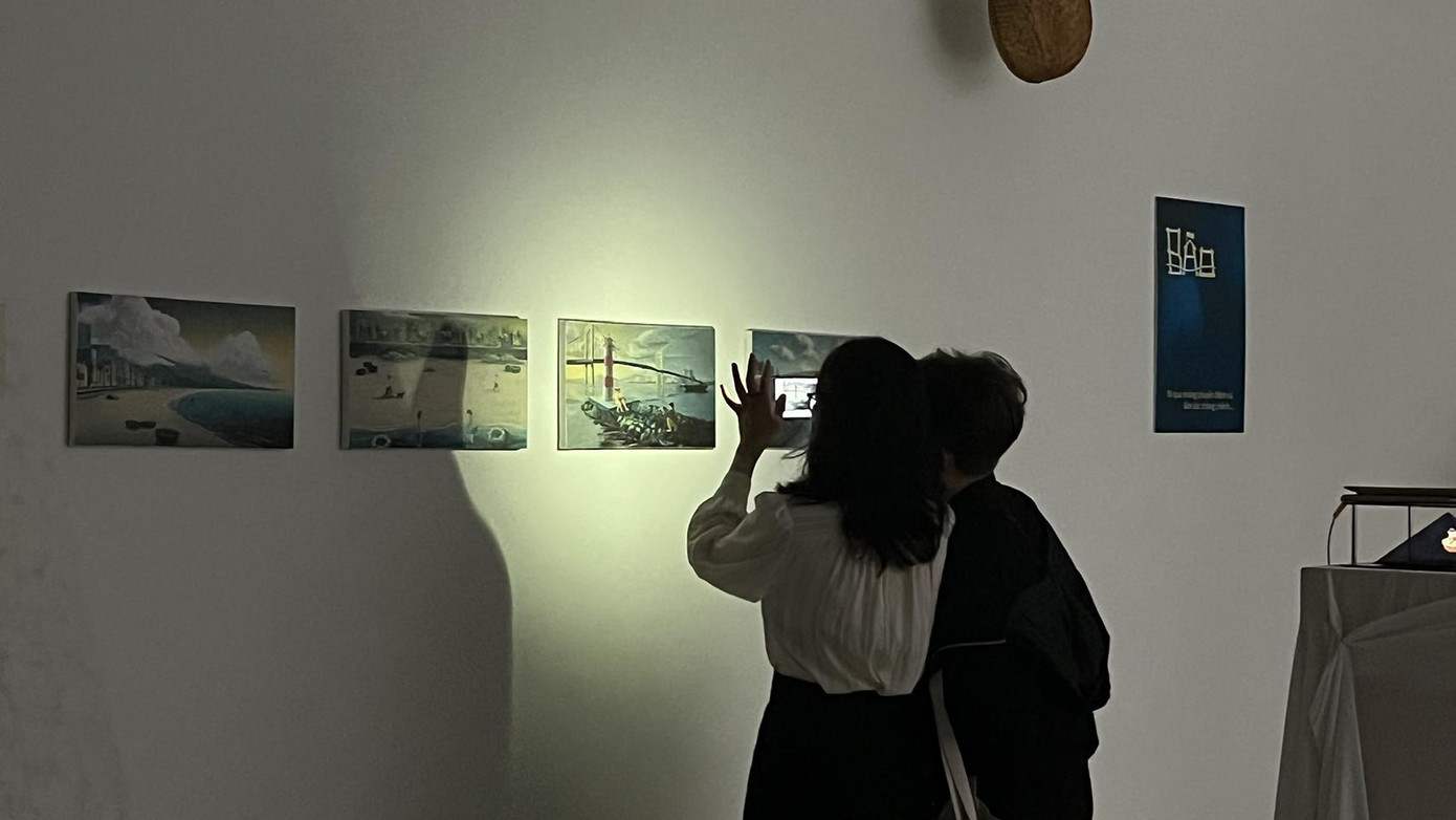 Các bạn TNV hướng dẫn, thuyết minh giúp người xem trải nghiệm sự độc đáo của các tác phẩm. (Ảnh: Bảo Quyên)