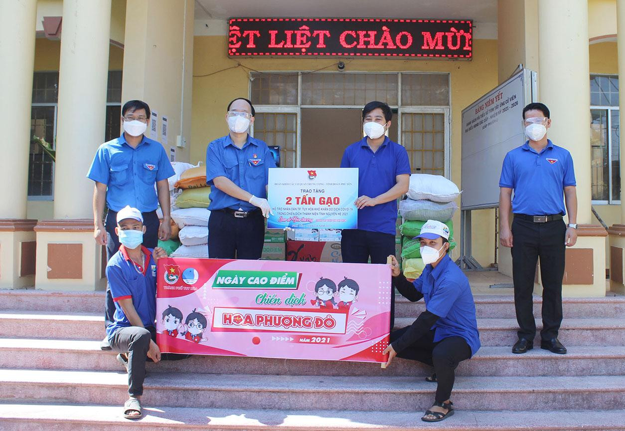 Tuổi trẻ Thành Đoàn Tuy Hòa hưởng ứng chiến dịch “Hoa phượng đỏ” năm 2021 - Ảnh: Huyền Oanh Tuổi trẻ Thành Đoàn Tuy Hòa hưởng ứng chiến dịch “Hoa phượng đỏ” năm 2021 - Ảnh: Huyền Oanh