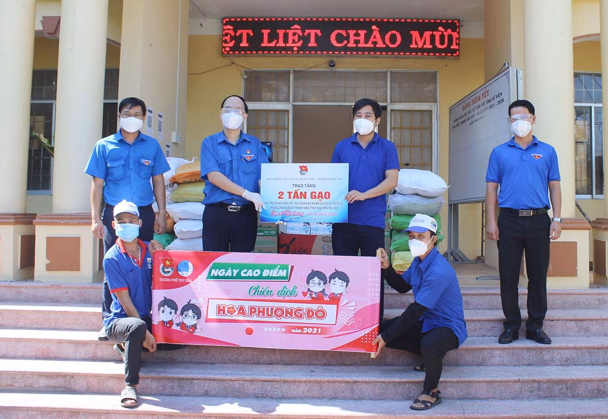 Tuổi trẻ Thành Đoàn Tuy Hòa hưởng ứng chiến dịch “Hoa phượng đỏ” năm 2021 - Ảnh: Huyền Oanh Tuổi trẻ Thành Đoàn Tuy Hòa hưởng ứng chiến dịch “Hoa phượng đỏ” năm 2021 - Ảnh: Huyền Oanh