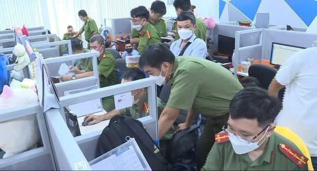 Công an TP HCM thực hiện khám xét ở văn phòng Công ty Tài chính TNHH MTV Mirae Asset (tại Cao ốc H3, đường Hoàng Diệu, Phường 6, Quận 4, TPHCM) - ảnh TP Công an TP HCM thực hiện khám xét ở văn phòng Công ty Tài chính TNHH MTV Mirae Asset (tại Cao ốc H3, đường Hoàng Diệu, Phường 6, Quận 4, TPHCM) - ảnh TP