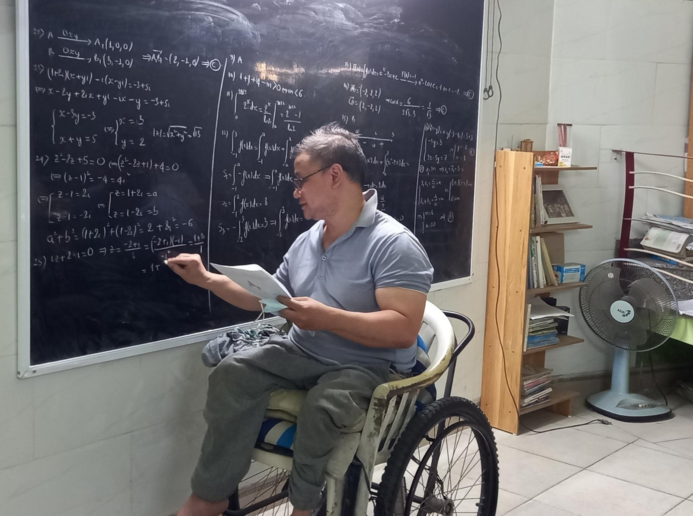 Thầy giáo Ngô Nguyễn Anh Vũ (40 tuổi, ở phường Thanh Khê Tây, quận Thanh Khê, TP Đà Nẵng) hằng ngày vẫn âm thầm truyền lửa đam mê học Toán đến các thế hệ học trò - Ảnh Phương Thảo