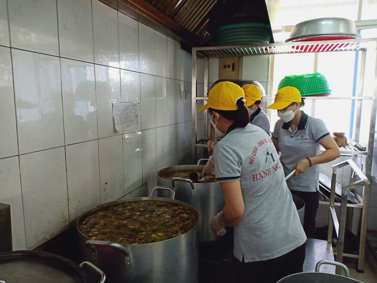 Nấu cháo tình thương tại Bệnh viện Ung bướu Đà Nẵng sáng nay 12/2 - ảnh Thùy Linh Nấu cháo tình thương tại Bệnh viện Ung bướu Đà Nẵng sáng nay 12/2 - ảnh Thùy Linh