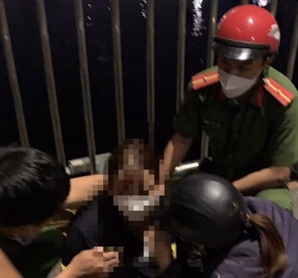 Cô gái được người dân và lực lượng chức năng giải cứu thành công - ảnh CA