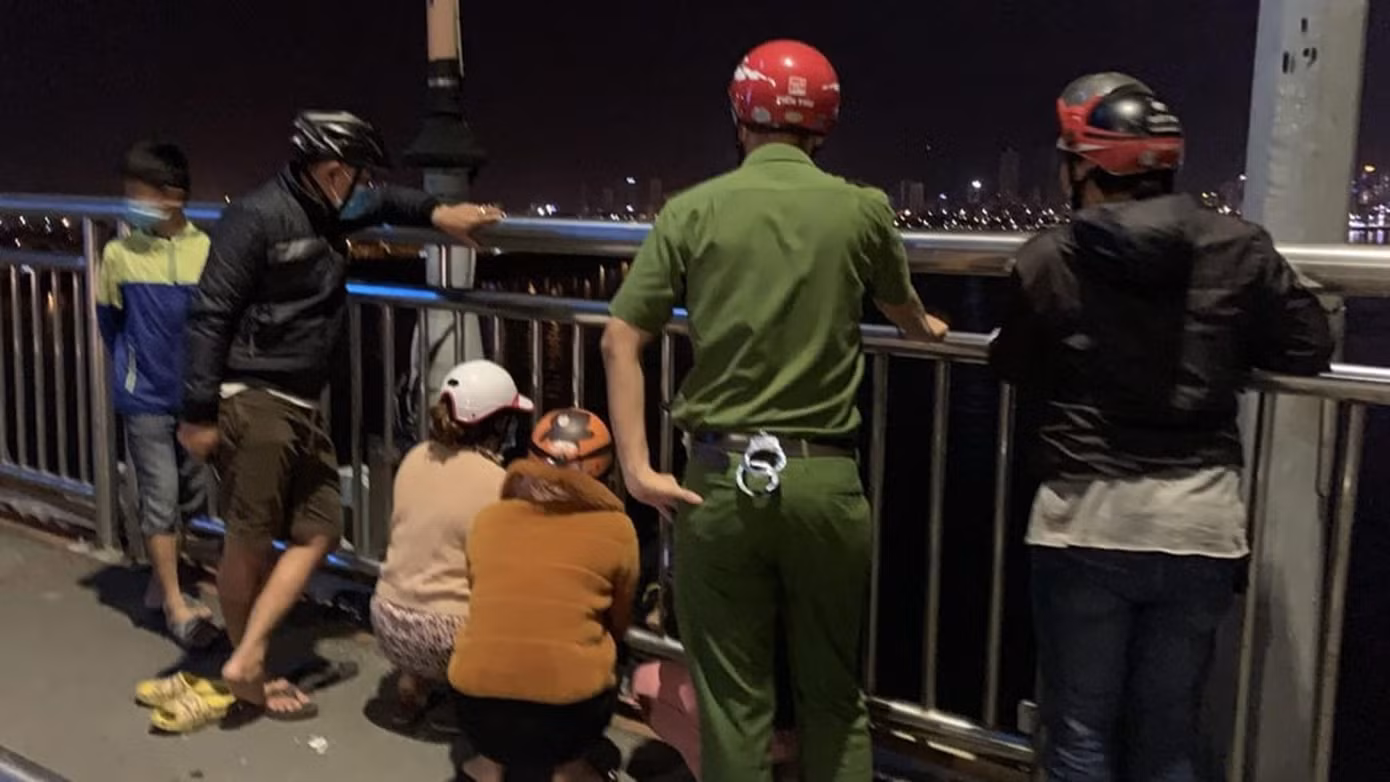 Người dân cùng lực lượng chức năng tích cực khuyên giải và thuyết phục cô gái bỏ ý định tự tử - ảnh CA
