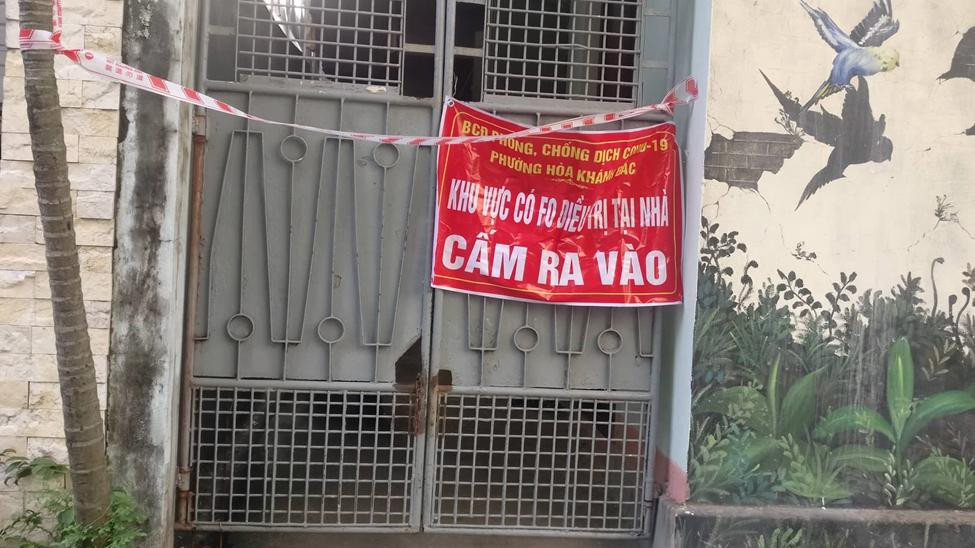 Bạn Trần Bá Anh Toàn (sinh viên Đại học Bách khoa) chia sẻ: “Có 2-3 bạn sinh viên ở khu trọ này đã "dính" F0 sẽ học online, tự chăm sóc sức khỏe, khi nào test âm tính mới được quay lại trường. Các bạn không thể ra ngoài mua đồ ăn mà chủ trọ sẽ đi mua giúp cho đến khi khỏi bệnh. Nhìn các sinh viên khác được trở lại trường, các bạn cảm thấy rất buồn” - ảnh Kim Ngân