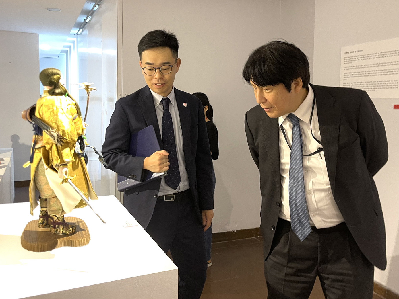 Các đại biểu tham quan triển lãm.