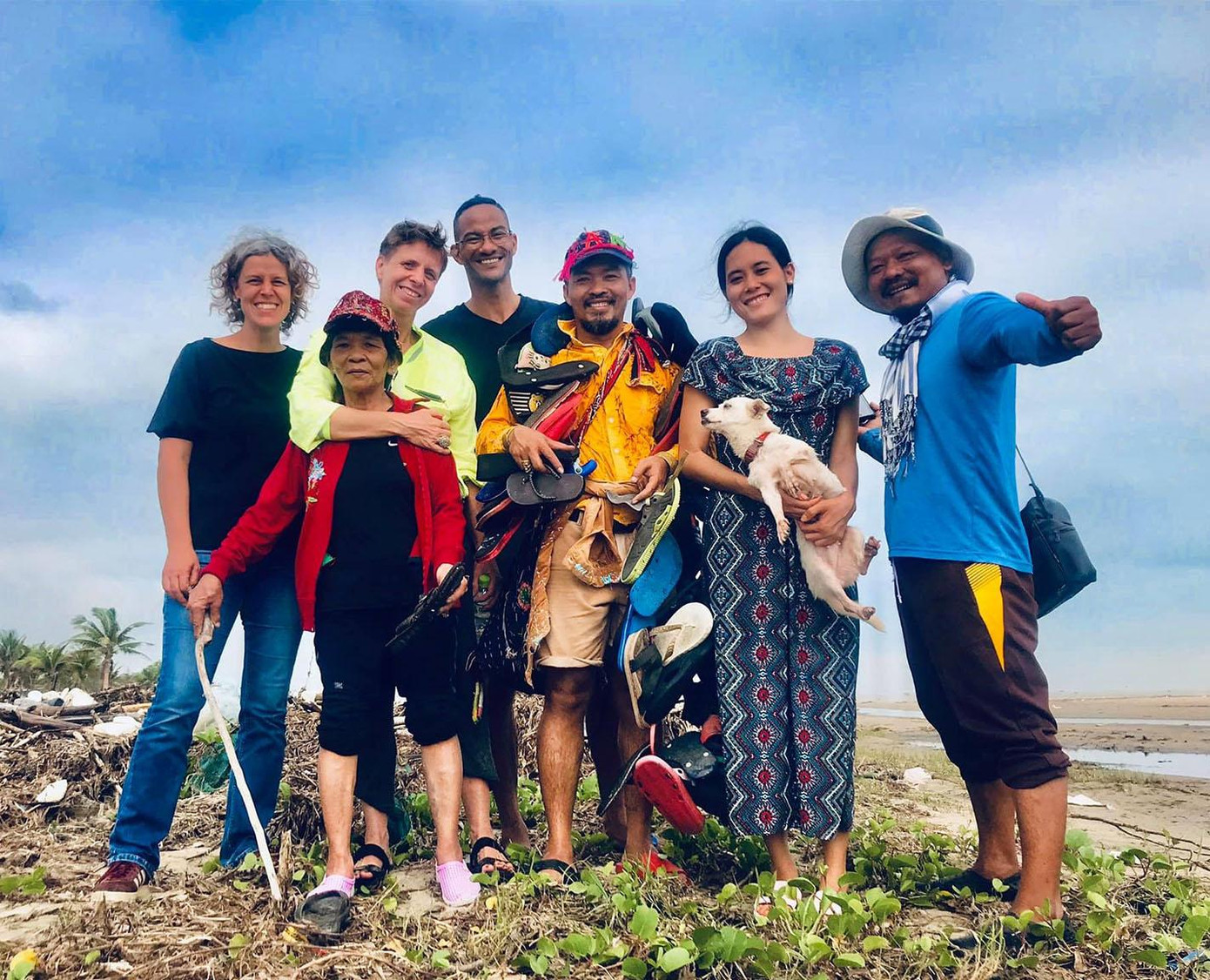 Họa sĩ Dân “khùng” (áo vàng, thứ 3 từ phải sang) cùng các cộng sự đi lượm dép trên bãi biển - ảnh NVCC Họa sĩ Dân “khùng” (áo vàng, thứ 3 từ phải sang) cùng các cộng sự đi lượm dép trên bãi biển - ảnh NVCC