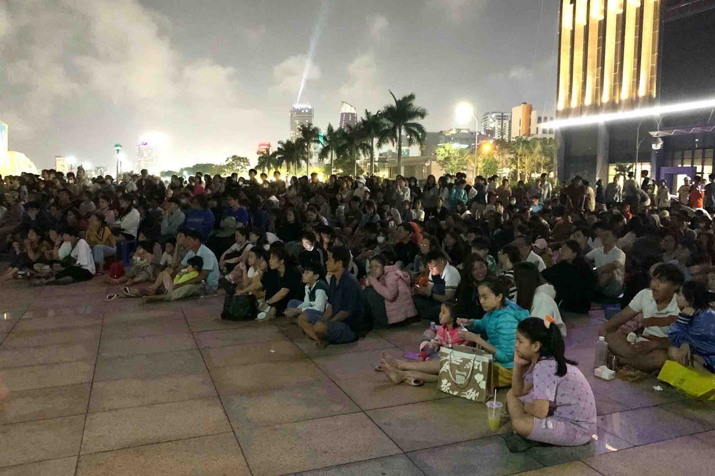 Với không gian ngoài trời rộng rãi, thoáng mát nơi “đầu biển cuối sông” bên cầu Thuận Phước, khán giả được thưởng thức miễn phí phim Thầu Chín ở Xiêm, bộ phim cách mạng về lãnh tụ Nguyễn Ái Quốc. Ảnh: Hòa Vũ.