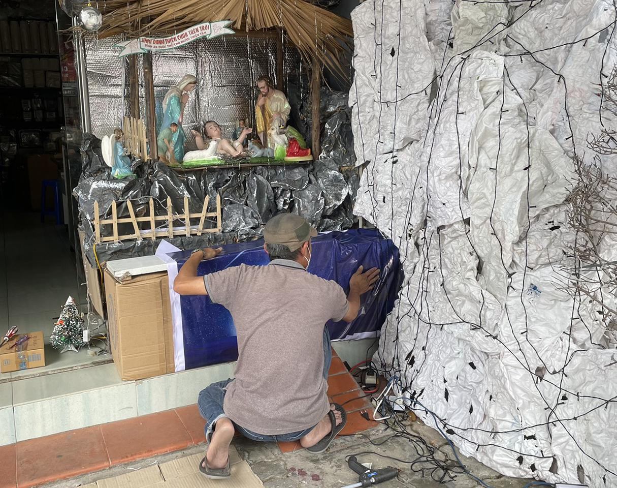 Anh Nguyễn Thanh Bình đang hoàn thiện hang đá chào đón Giáng sinh trước cửa nhà mình - ảnh MP