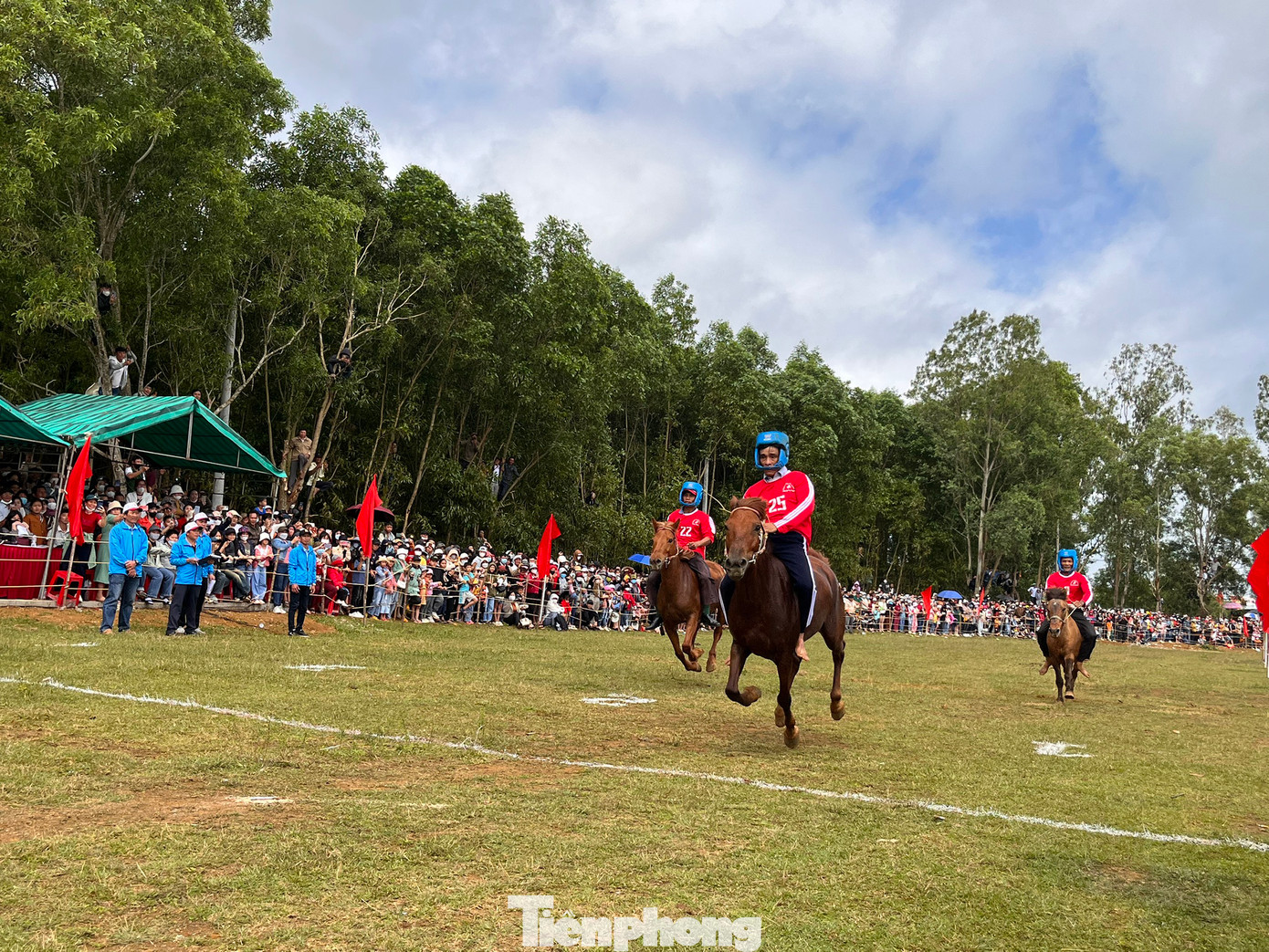 Bốn ngựa đua ở vị trí nhất và nhì của 2 vòng bán kết sẽ bước vào tranh tài ở trận chung kết để tìm ra các chú ngựa chạy nhanh nhất, nhì và đồng hạng ba. Trong ảnh: Hai ngựa đua số 25 và 22 cùng của xã An Hiệp đang về đích tranh giải nhất, nhì