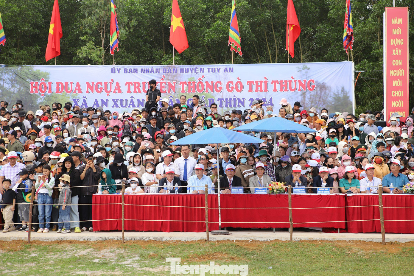 Hội đua ngựa Gò Thì Thùng đất Tuy An có từ lâu đời, diễn ra vào mùng 9 tháng Giêng hàng năm