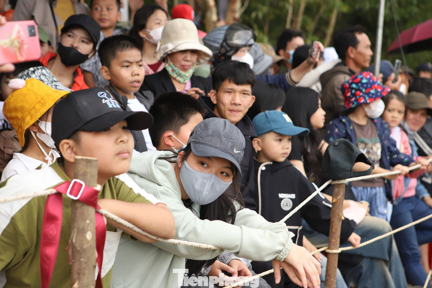 Hàng vạn khán giả hào hứng theo dõi cuộc đua, trong đó có nhiều phụ nữ, trẻ em