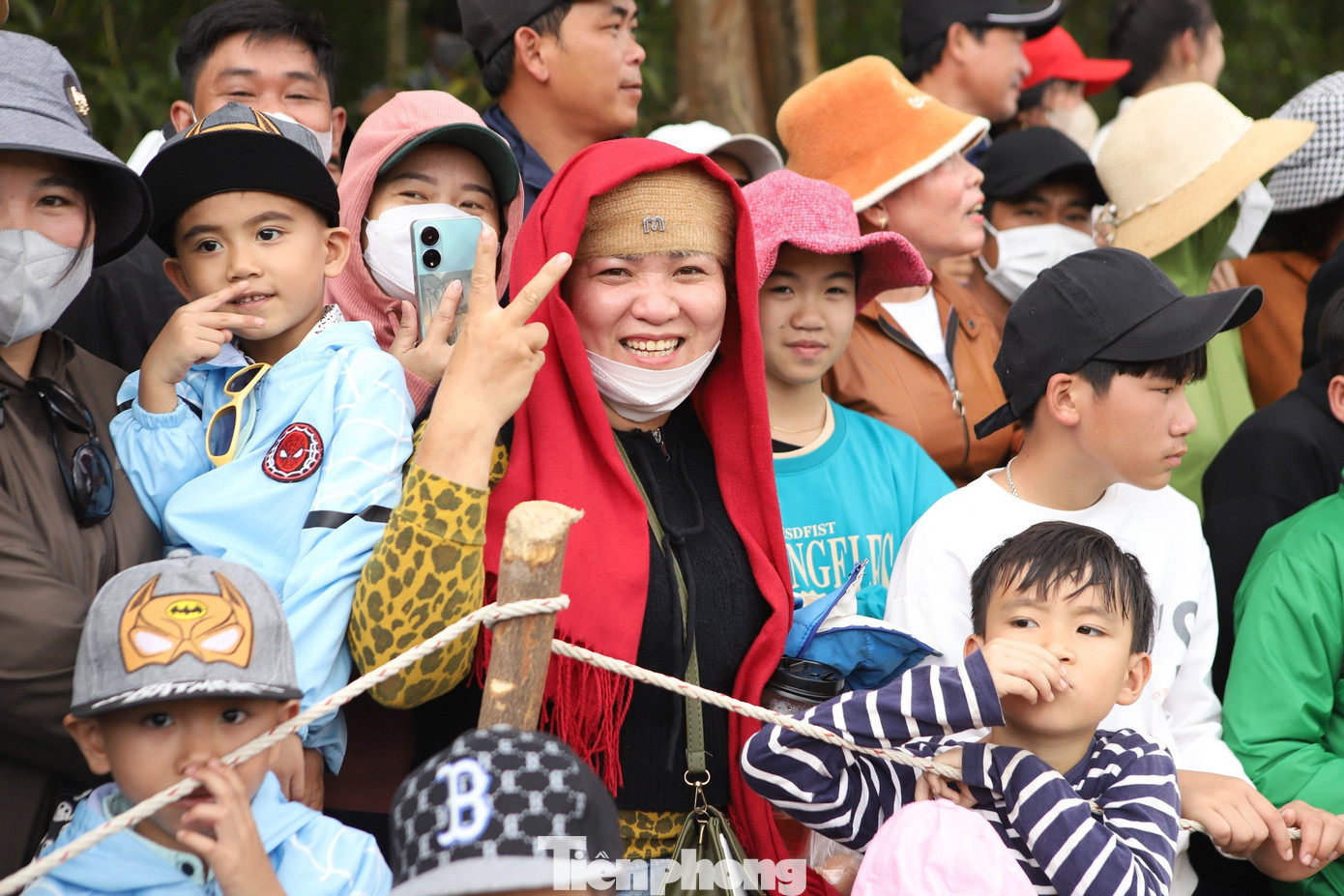 Hàng vạn khán giả hào hứng theo dõi cuộc đua, trong đó có nhiều phụ nữ, trẻ em