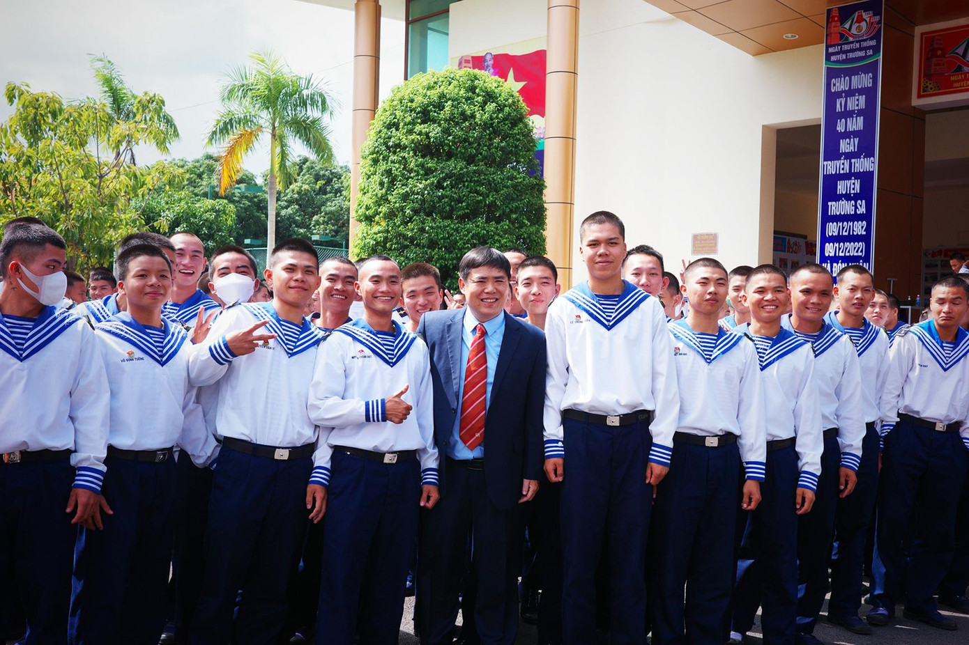 TS. Võ Thanh Hải, Phó Hiệu trưởng thường trực nhà trường bên những người lính trẻ Đoàn Trường Sa - Lữ đoàn 146 TS. Võ Thanh Hải, Phó Hiệu trưởng thường trực nhà trường bên những người lính trẻ Đoàn Trường Sa - Lữ đoàn 146