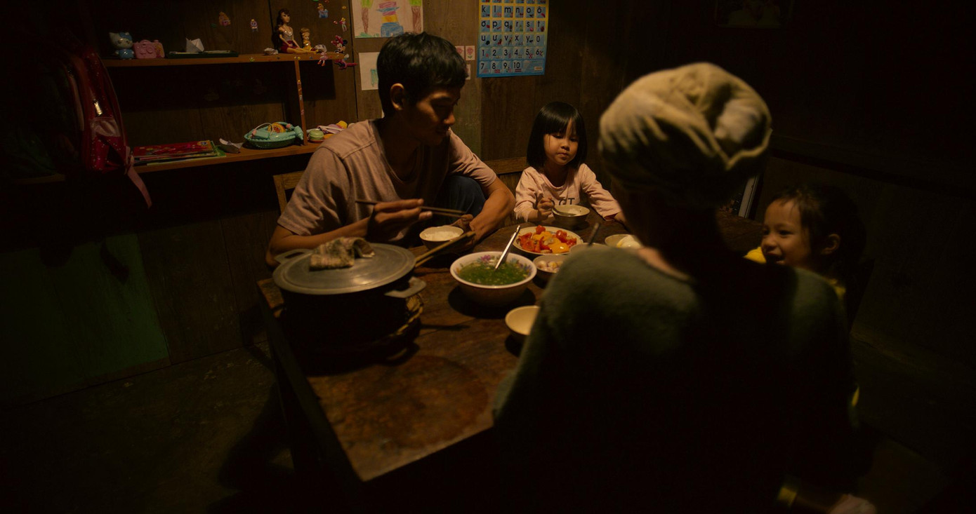 Gia đình nhỏ của Vân quây quần bên mâm cơm.