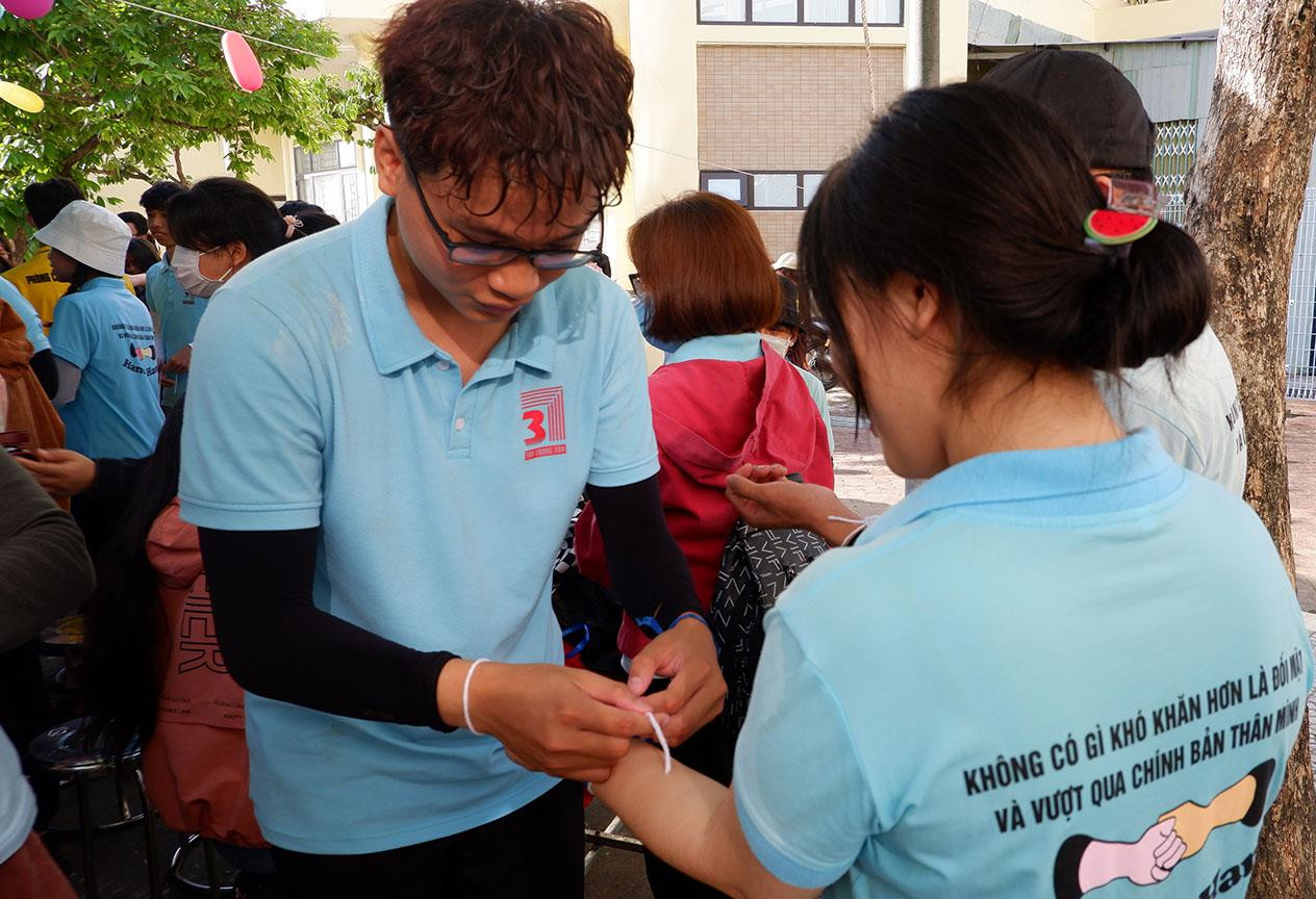 Buộc chỉ cầu may - Ảnh Thành Văn