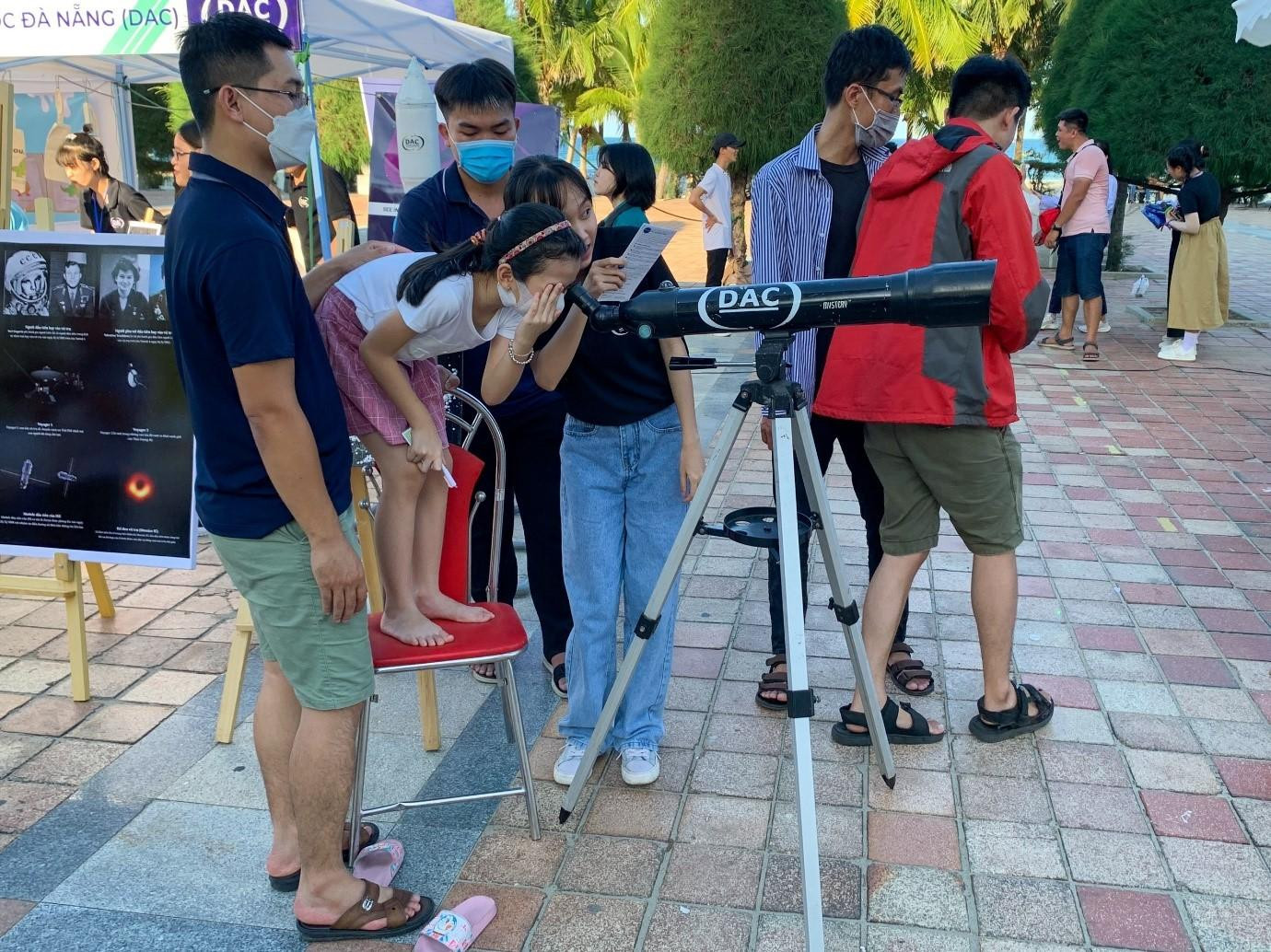 Gian hàng của CLB Thiên văn học Đà Nẵng thu hút sự chú ý của các em thiếu nhi và phụ huynh - Ảnh: Tài Anh Hà