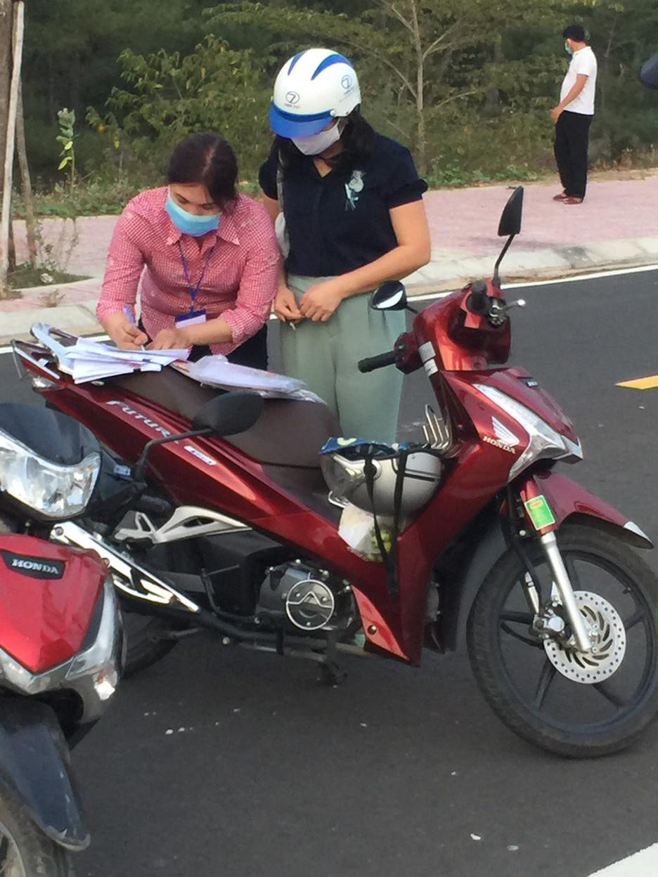 Người phụ nữ (áo đen) đi “xem đất” cùng với Trưởng ban Kinh tế-ngân sách bị phạt Người phụ nữ (áo đen) đi “xem đất” cùng với Trưởng ban Kinh tế-ngân sách bị phạt