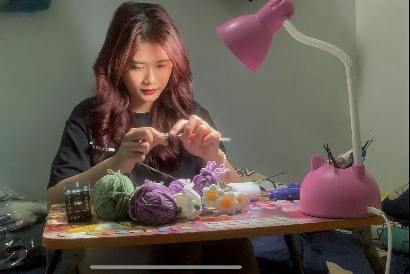 Trúc Linh kể, một lần tình cờ lướt TikTok, thấy người ta “làm xiếc” với những cuộn len, cô bỗng mê mẩn, và quyết định mua kim mua len về tập tành đan thử. Bởi hồi học cấp 3 Linh cũng đã từng đan thành công chiếc khăn quàng cổ. Trúc Linh kể, một lần tình cờ lướt TikTok, thấy người ta “làm xiếc” với những cuộn len, cô bỗng mê mẩn, và quyết định mua kim mua len về tập tành đan thử. Bởi hồi học cấp 3 Linh cũng đã từng đan thành công chiếc khăn quàng cổ.