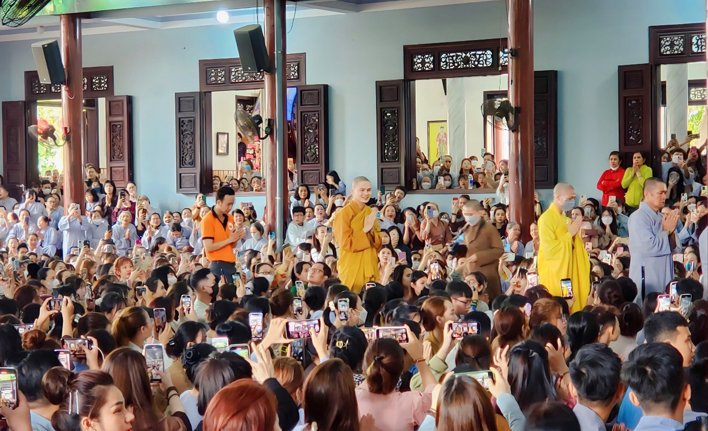 Buổi pháp thoại thu hút đông đảo các bạn trẻ từ khắp nơi đến nghe thầy chia sẻ bài giảng. Ảnh: Hằng Hương