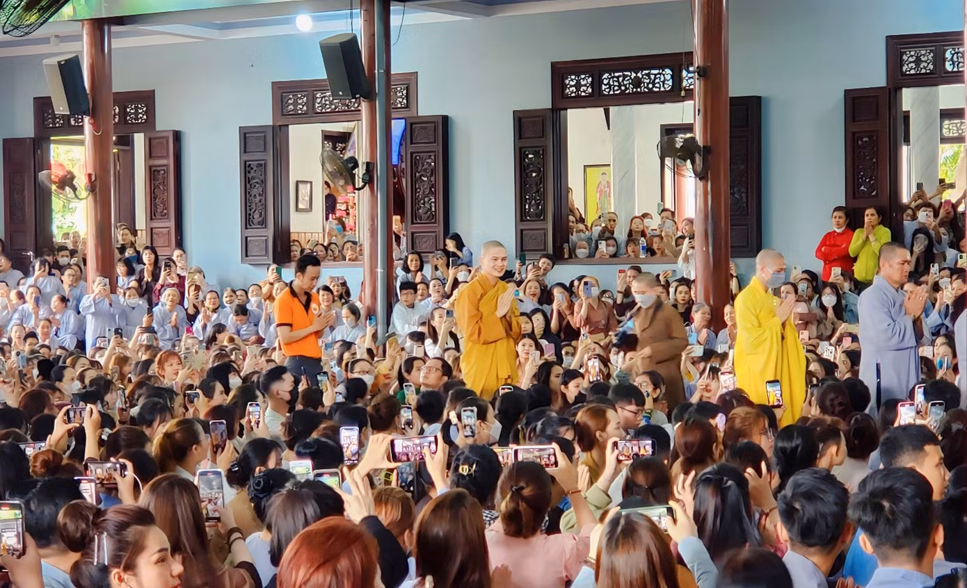 Buổi pháp thoại thu hút đông đảo các bạn trẻ từ khắp nơi đến nghe thầy chia sẻ bài giảng. Ảnh: Hằng Hương