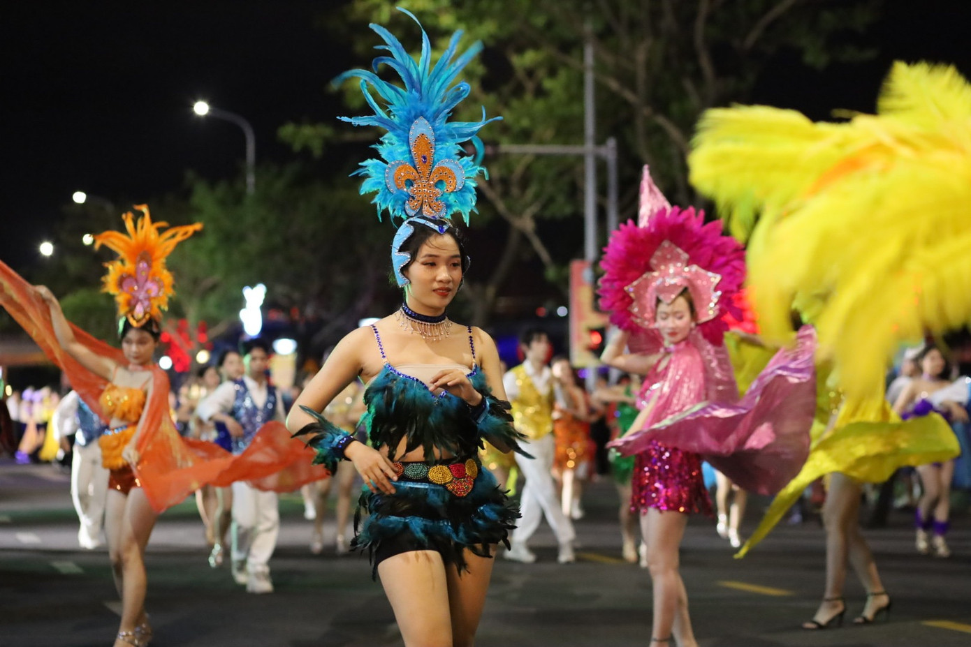 Những bộ trang phục sặc sỡ, đẹp mắt đem lại không khí lễ hội, thu hút sự chú ý và tạo ấn tượng mạnh cho người xem. Ảnh: Trúc Linh. Những bộ trang phục sặc sỡ, đẹp mắt đem lại không khí lễ hội, thu hút sự chú ý và tạo ấn tượng mạnh cho người xem. Ảnh: Trúc Linh.