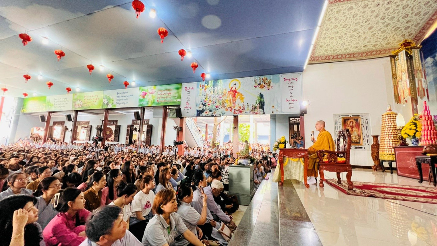 Không chỉ riêng thầy Giác Minh Luật mà hiện nay nhiều sư thầy trẻ khác cũng biết cách sử dụng mạng xã hội để lan tỏa những điều tích cực. Từ đó giúp các bạn trẻ có cái nhìn khách quan và cởi mở hơn. Ảnh: Hằng Hương